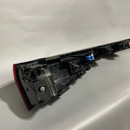 4KE945095C AUDI E-TRON CENTER REAR TAIL LIGHT 4KE945095C 2019 2020 OEM
