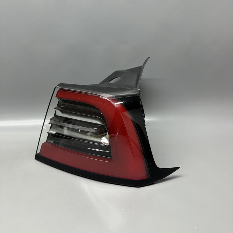 1502087-00-D TESLA MODEL Y TAIL LIGHT RIGHT PASSENGER 2020 21 22 23 2024 LED OEM 1502087-00-D
