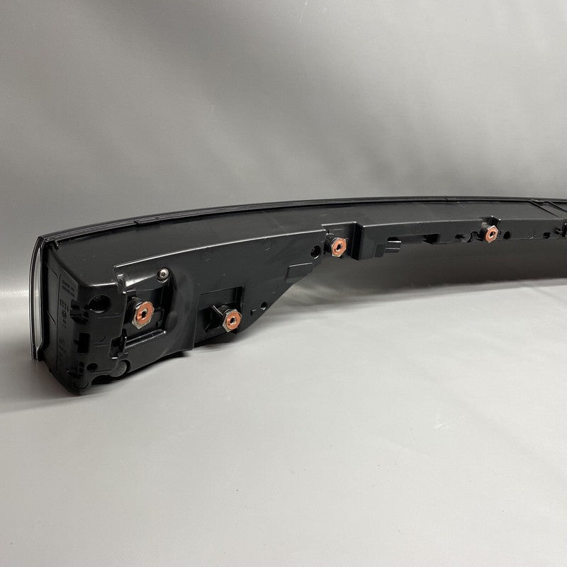 9Y0945081Q PORSCHE CAYENNE TRUNK CENTER TAIL LIGHT LED 2019 2020 2021 OEM 9Y0945081Q