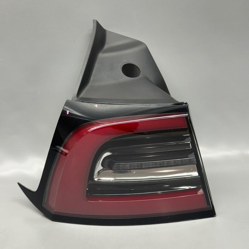 TESLA MODEL 3 TAIL LIGHT LEFT DRIVER 2017-2019 2020 2021 2022 2023 3 P