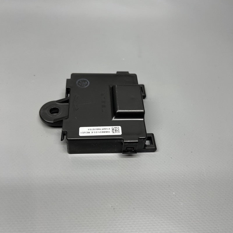 10696551-00-E TESLA MODEL S DOOR HANDLE CONTROL UNIT MODULE FRONT 2016 2017 2018 2019 OEM