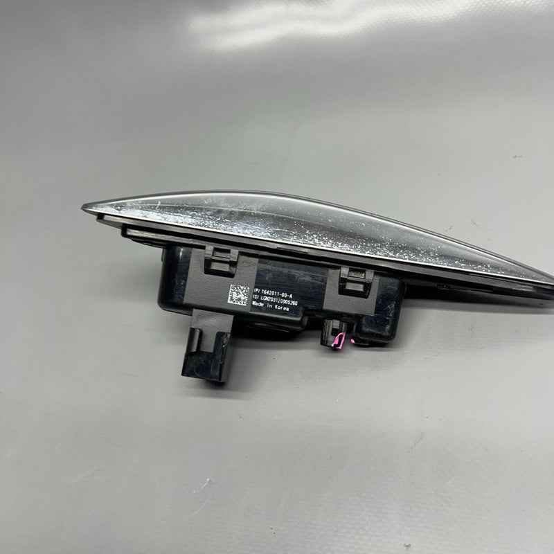 1642011-00-A TESLA MODEL Y FENDER CAMERA MARKER RIGHT 2020 2021 2022 2023 OEM 1642011-00-A