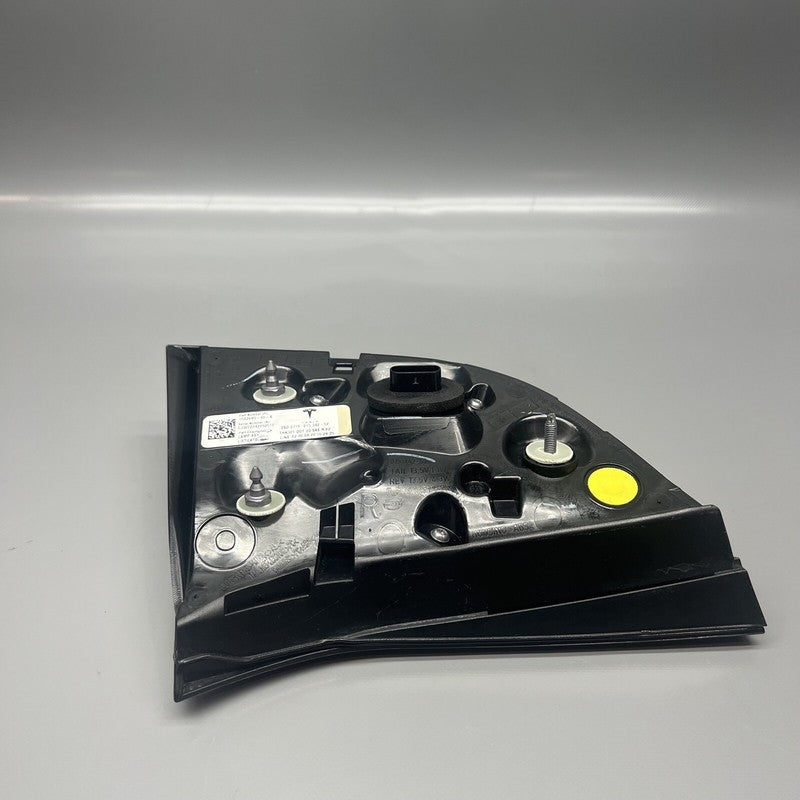 1502089-00-B TESLA MODEL Y LIFT GATE TAIL LIGHT RIGHT PASSENGER 2020 21 22 2023 1502089-00-B