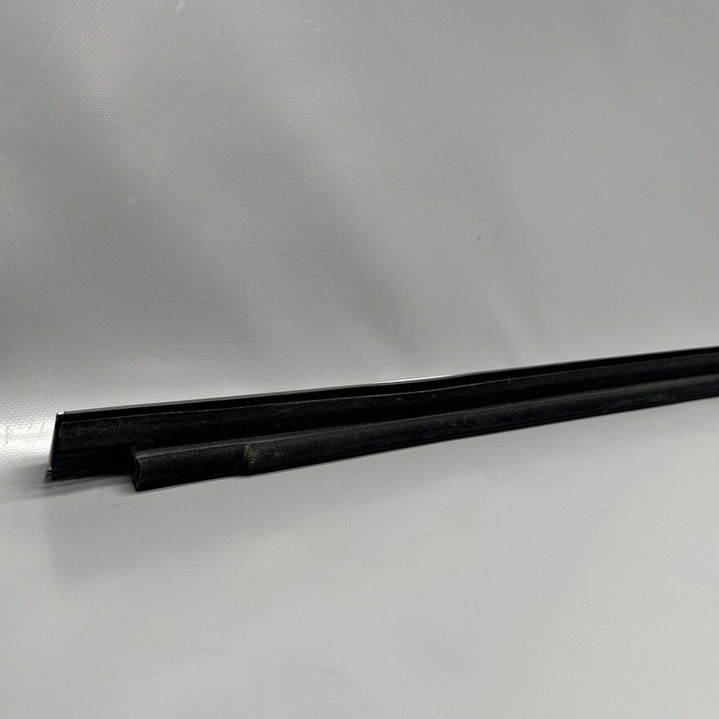 1098684-00-D TESLA MODEL X DOOR WINDOW MOLDING RIGHT FRONT 2015 16 17 18 19 20 21 22 2023 OEM