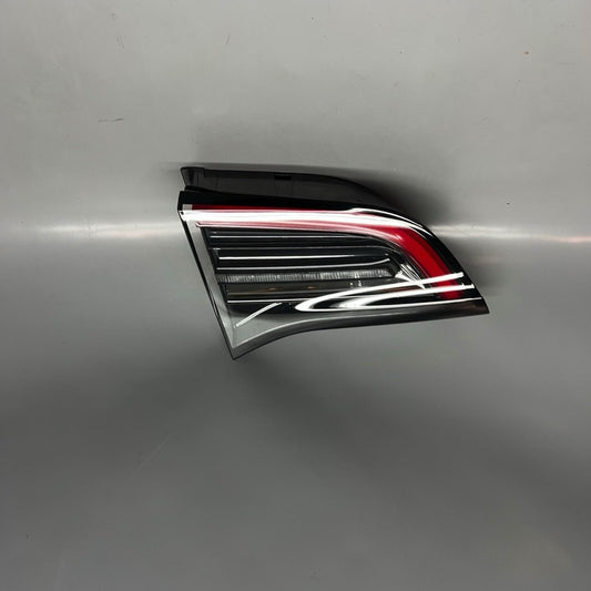 1502088-00-B TESLA MODEL Y TAIL LIGHT TRUNK LEFT DRIVER 2021 2022 2023 2024 OEM 1502088-00-B