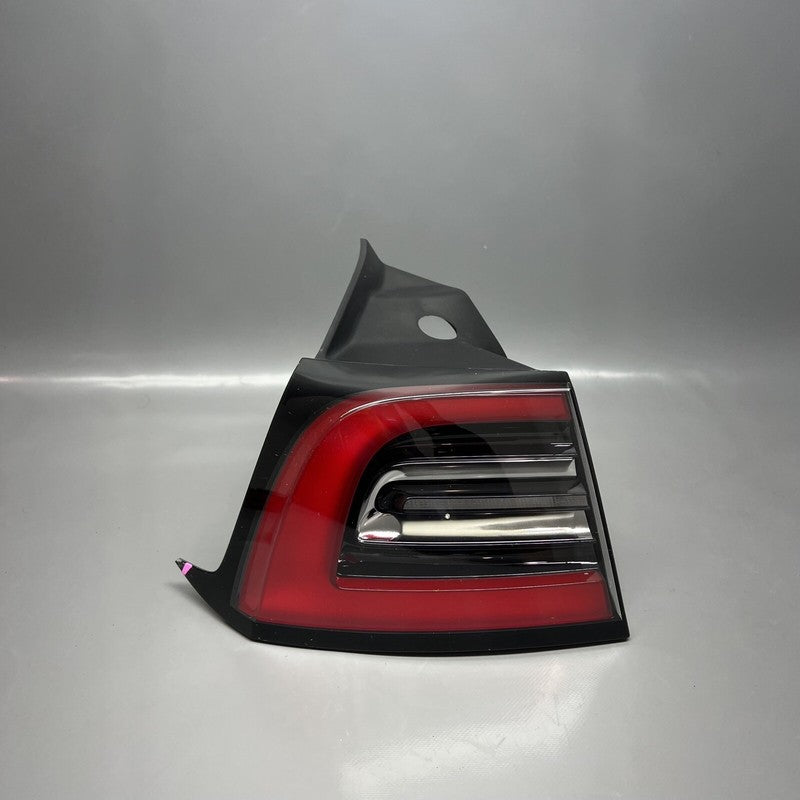 TESLA MODEL Y TAIL LIGHT LEFT DRIVER 2020 2021 2022 2023 2024 OEM 1502