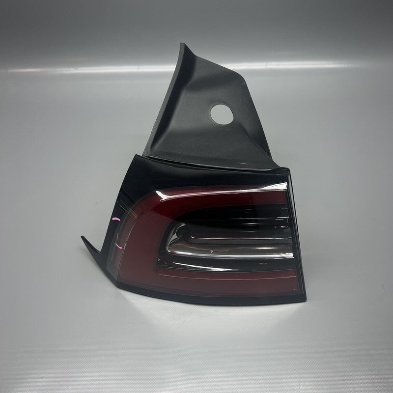 1502086-00-D TESLA MODEL Y TAIL LIGHT LEFT DRIVER 2020 2021 2022 2023 OEM 1502086-00-D