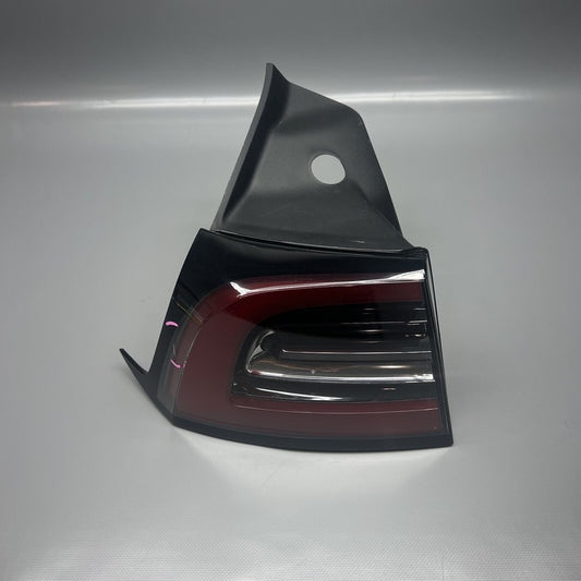 1502086-00-D TESLA MODEL Y TAIL LIGHT LEFT DRIVER 2020 2021 2022 2023 OEM 1502086-00-D