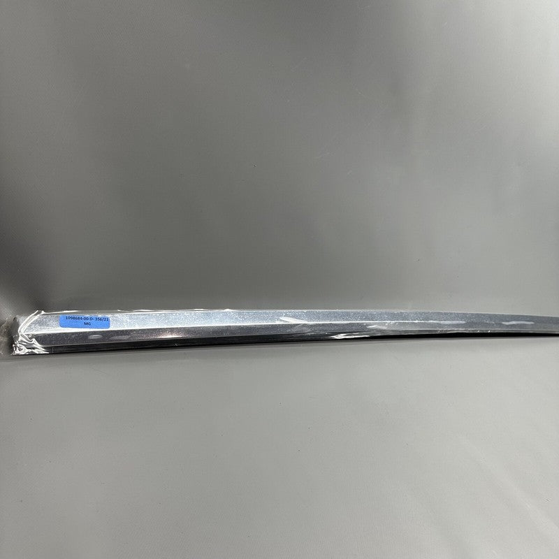 1098684-00-D TESLA MODEL X DOOR WINDOW BELT RIGHT FRONT 2016 2017 18 19 2020 OEM 1098684-00-D