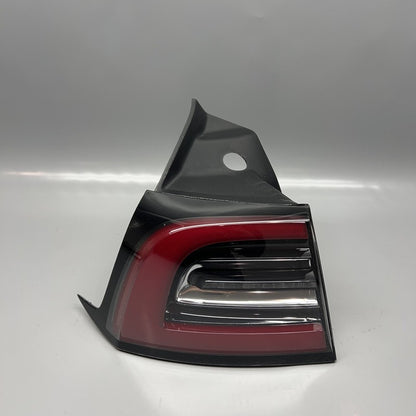 1077397-90 TESLA MODEL 3 TAIL LIGHT LEFT DRIVER 2017 18 19 20 21 22 2023 OEM 1077397-90-