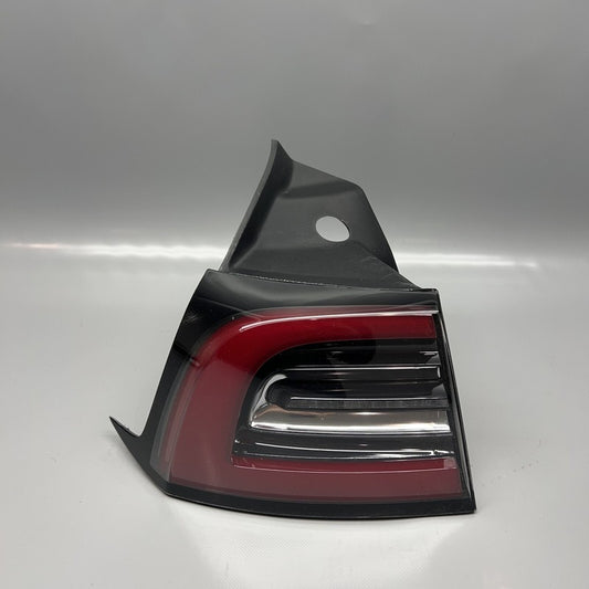 1077397-90 TESLA MODEL 3 TAIL LIGHT LEFT DRIVER 2017 18 19 20 21 22 2023 OEM 1077397-90-