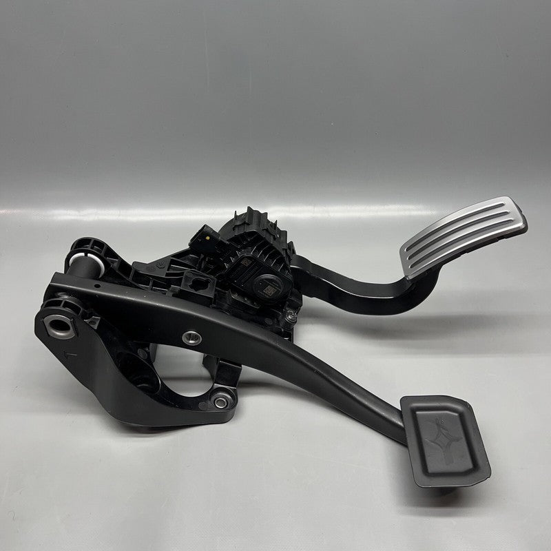 1344691-01-B TESLA MODEL 3 GAS AND BRAKE PEDAL 2024 2025 OEM 1344691-01-B