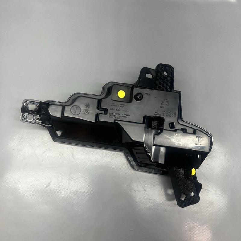 1979444-10-D TESLA MODEL Y JUNIPER REAR VALANCE TAIL LIGHT REFLECTOR LEFT DRIVER 2025 OEM 