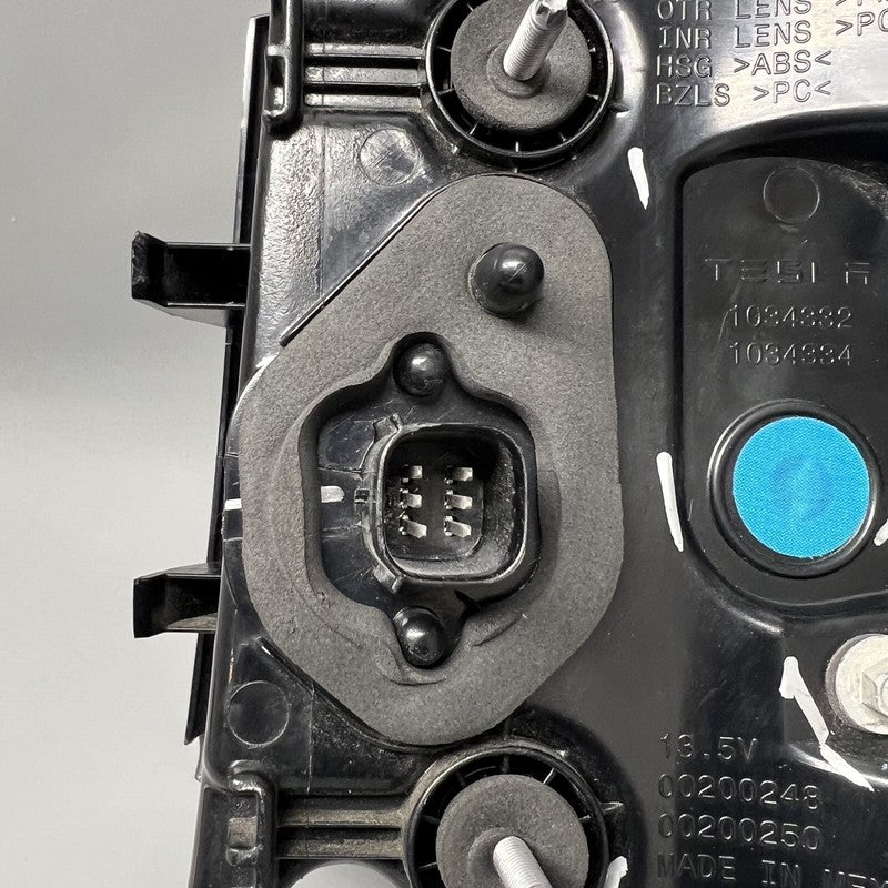 1034332-00-B TESLA MODEL X TAIL LIGHT LEFT DRIVER 2016 17 18 19 2020 LED OEM 1034332-00-B