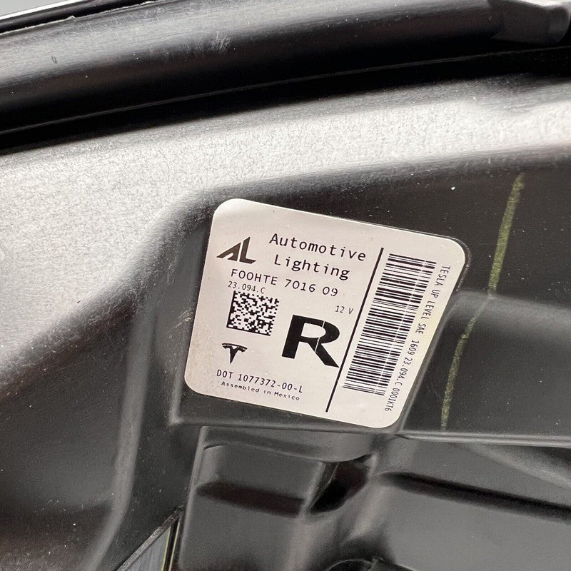 1077372-00-L TESLA MODEL 3 HEADLIGHT RIGHT PASSENGER LED 2017 2018 2019 2020 OEM 1077372-00-L