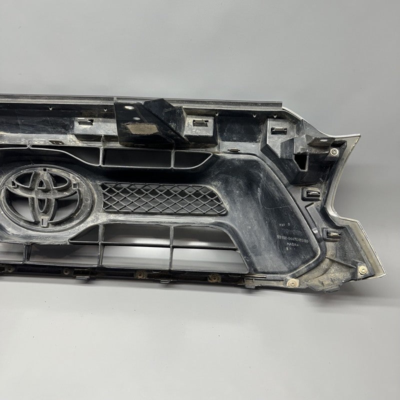 53100-04470 TOYOTA TACOMA GRILLE 2012 2013 2014 2015 OEM 53100-04470 DAMAGED