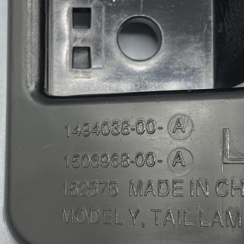 1494038-00-A TESLA MODEL Y LEFT REAR TAIL LAMP BRACKET 1494038-00-A 2020 2021 2022 OEM