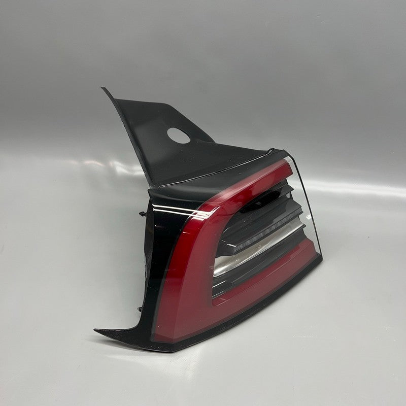 TESLA MODEL 3 TAIL LIGHT LEFT DRIVER 2017 2018 2019 2020 2021 2022 202