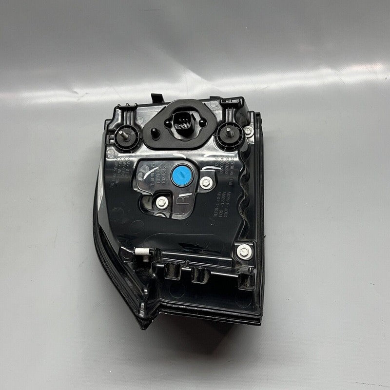 1034333-00-A TESLA MODEL X TAIL LIGHT RIGHT PASSENGER 2016 17 18 19 2020 LED OEM 1034333-00-A