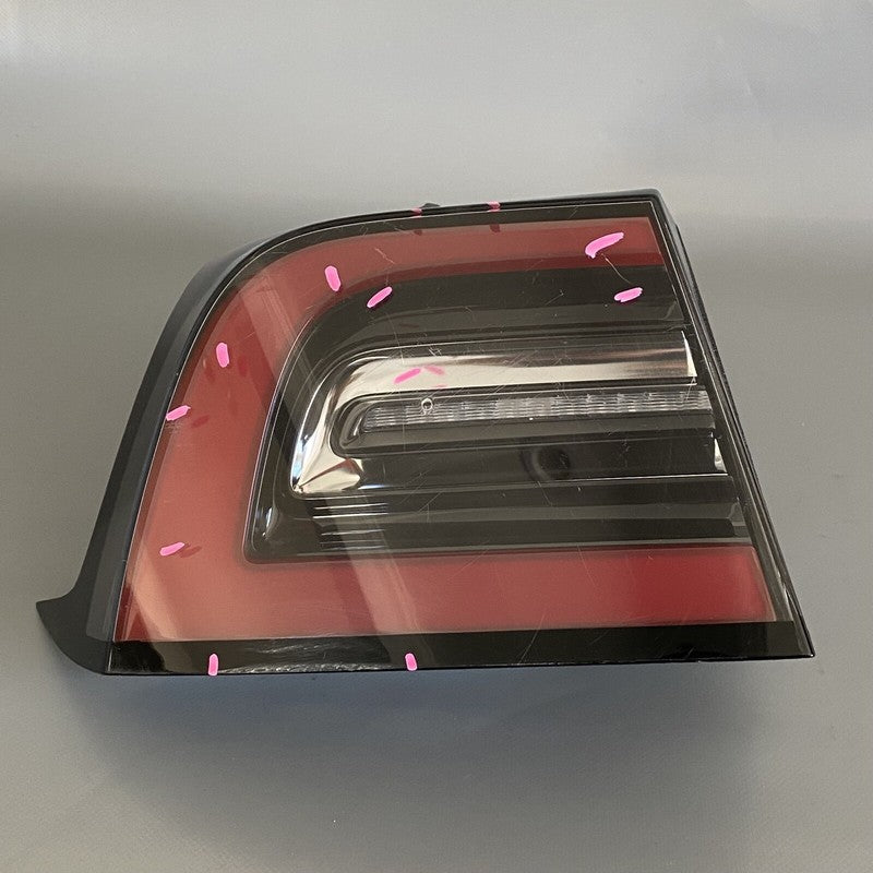 1077397-00-E TESLA MODEL 3 TAIL LIGHT LEFT DRIVER SIDE 2017 2018 2019 2020 2021 2022 OEM 