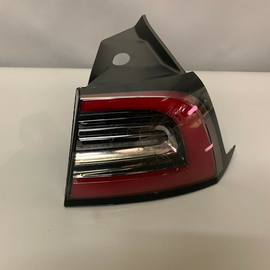 1077398-00-F TESLA MODEL 3 TAIL LIGHT RIGHT PASSENGER SIDE 2017 2018 2019 OEM