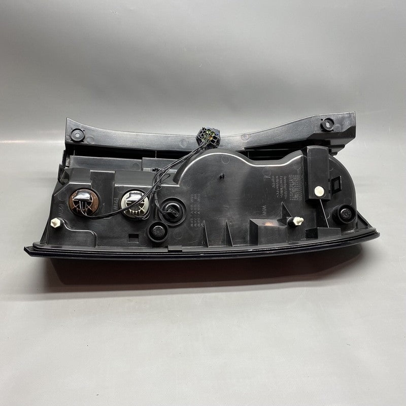 EH22-13405-AA LAND ROVER DISCOVERY 4 TAIL LIGHT LEFT DRIVER EH22-13405-AA 2014 15 2016 DAMAGED