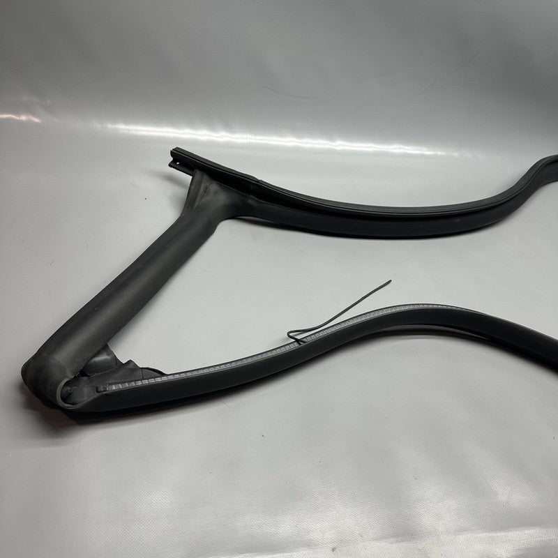 1090500-00-M TESLA MODEL 3 PRIMARY BODY SEAL RIGHT FRONT 2017 18 19 20 21 2022 1090500-00-M