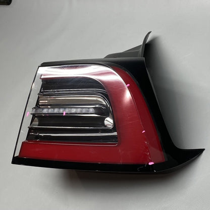 MODEL 3 TESLA MODEL 3 TAIL LIGHT RIGHT PASSENGER 2017 2018 2019 2020 OEM