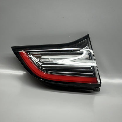 1502088-00-B TESLA MODEL Y LIFTGATE TAIL LIGHT LEFT DRIVER 2020 21 22 2023 OEM 1502088-00-B