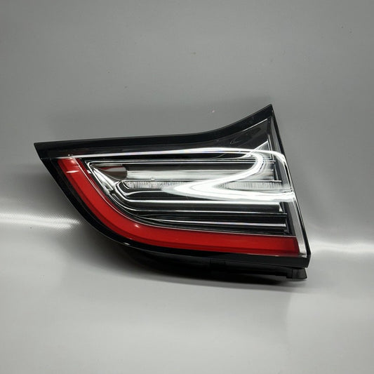1502088-00-B TESLA MODEL Y LIFTGATE TAIL LIGHT LEFT DRIVER 2020 21 22 2023 OEM 1502088-00-B