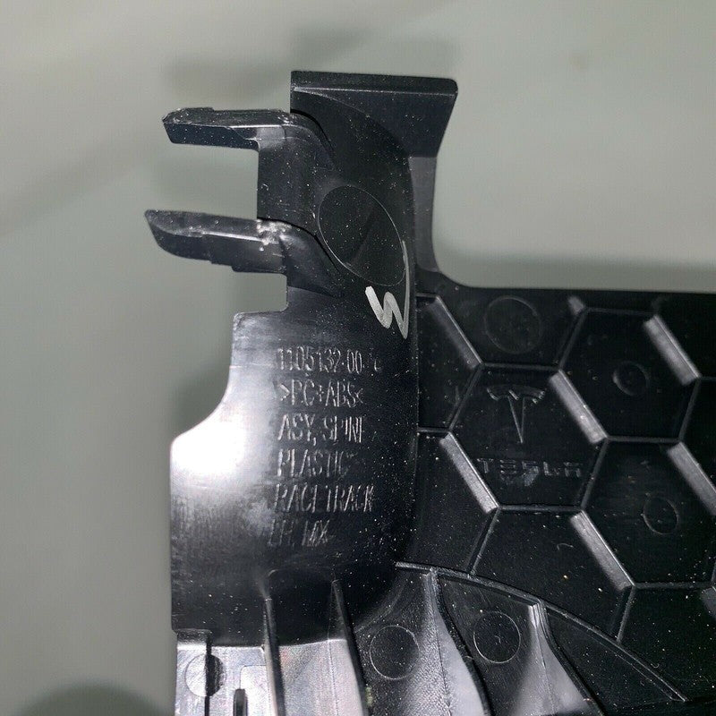 1105132-00-C TESLA MODEL X LEFT SPINE PLASTIC RACETRACK 1105132-00-C 2015 2016 2017 2018 OEM