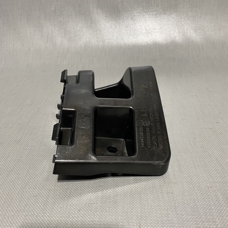 1494038-00-B TESLA MODEL Y TAIL LAMP BRACKET LEFT 1494038-00-B 2020 2021 2022 2023 OEM