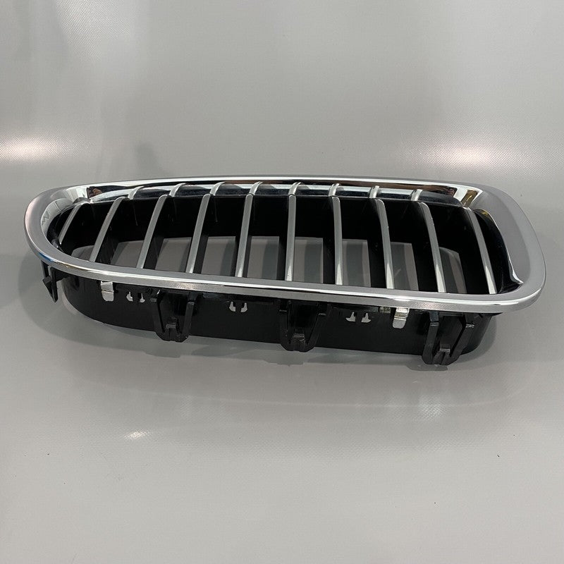 7412324 BMW 528 GRILLE UPPER RIGHT 2014 2015 2016 7412324 535 OEM