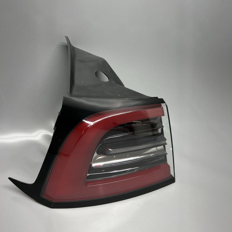 1502086-00-D TESLA MODEL Y TAIL LIGHT LEFT DRIVER 2020 2021 2022 2023 2024 LED 1502086-00-D