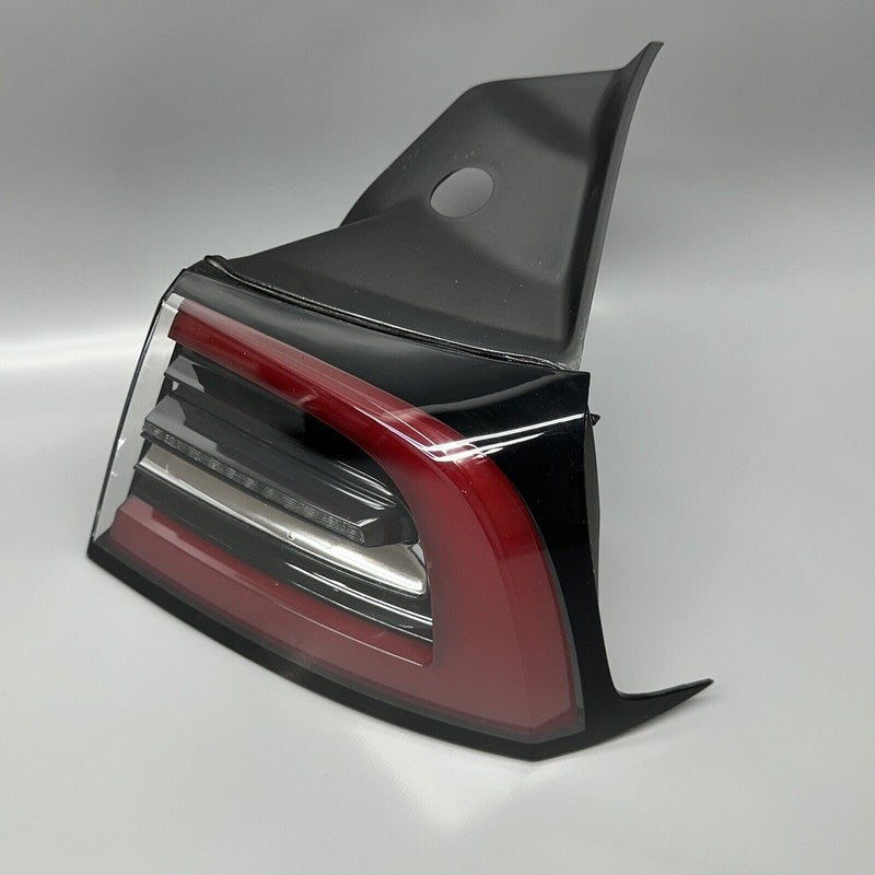 TESLA MODEL 3 TAIL LIGHT RIGHT 2017 2018 2019 2020 2021 1077398-00-H O