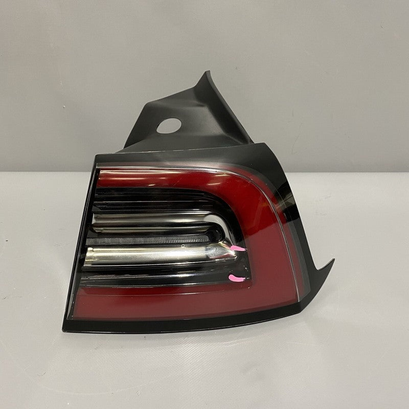 TESLA MODEL 3 TAIL LIGHT RIGHT PASSENGER SIDE 2017 2018 2019 2020 OEM