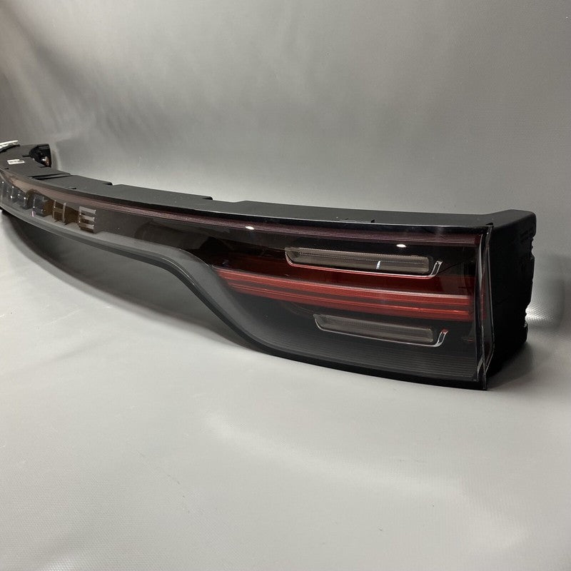 9Y0945081Q PORSCHE CAYENNE TRUNK CENTER TAIL LIGHT LED 2019 2020 2021 OEM 9Y0945081Q