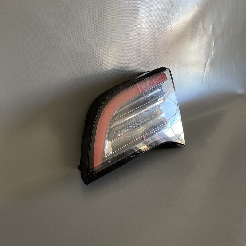 1502089-00-B TESLA MODEL 3 INNER TAIL LIGHT RIGHT SIDE 1502089-00-B 2017 2018 2019 2020 OEM