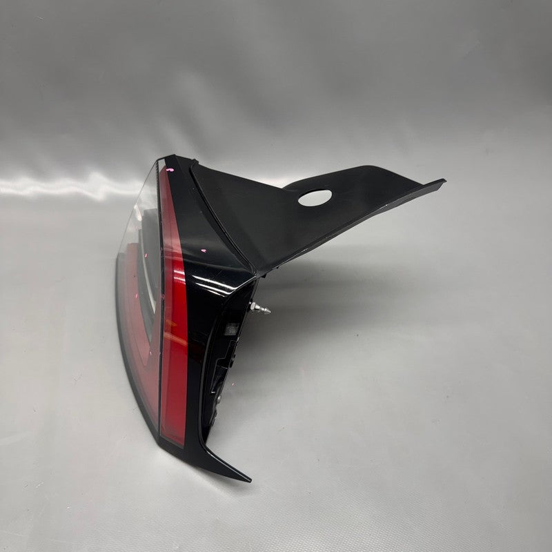 TESLA MODEL Y TAIL LIGHT RIGHT PASSENGER  2020 2021 2022 2023 2024 4 P