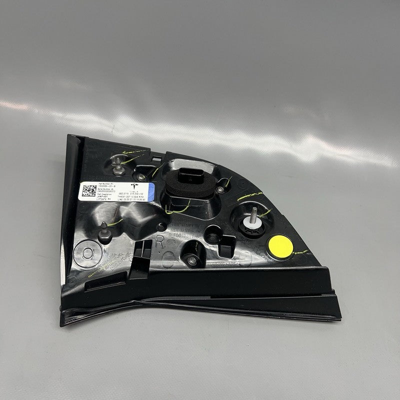 1502089-00-B TESLA MODEL Y TAIL LIGHT TRUNK RIGHT PASSENGER 2020 2021 2022 2023 2024 OEM