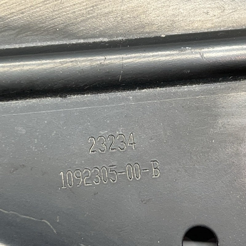 1092305-00-B TESLA MODEL 3 FENDER BRACKET RIGHT 2020 2021 2022 2023 OEM 1092305-00-B