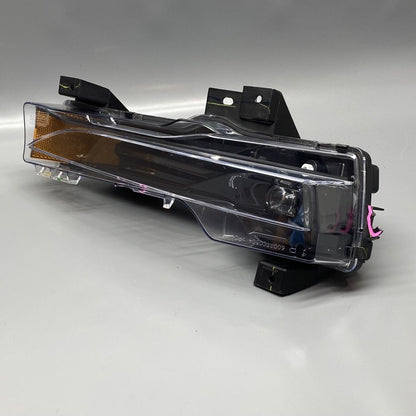 1077392-00-C TESLA MODEL 3 FOG LIGHT RIGHT PASSENGER 2017 2018 2019 20 21 2022 1077392-00-C