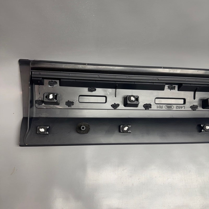 LAND ROVER DISCOVERY DOOR MOLDING RIGHT FRONT OEM HY32-21064-AE