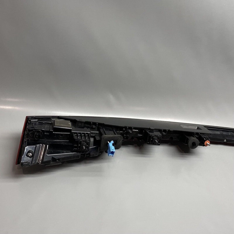 4KE945095G AUDI E-TRON REAR CENTER TAIL LIGHT 2022 2023 2024 OEM 4KE945095G CRACKED