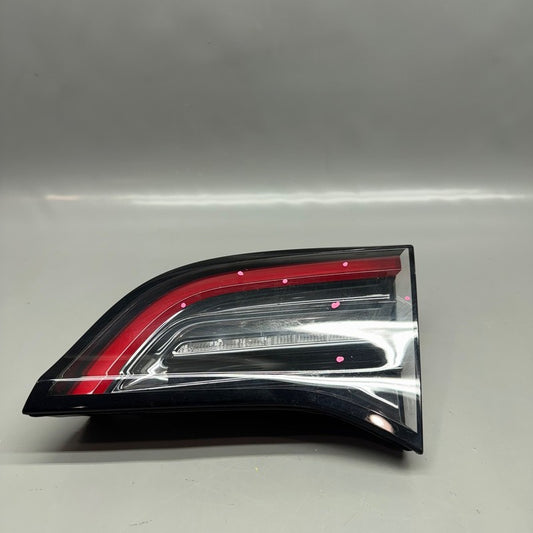 TESLA MODEL Y TAIL LIGHT RIGHT PASSENGER 2020 2021 2022 2023 2024 OEM
