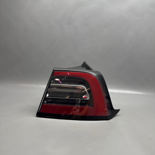 TESLA MODEL Y TAIL LIGHT RIGHT PASSENGER 2020 2021 2022 2023 2024 OEM