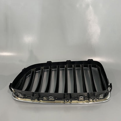 7412324 BMW 528 GRILLE UPPER RIGHT 2014 2015 2016 7412324 535 OEM