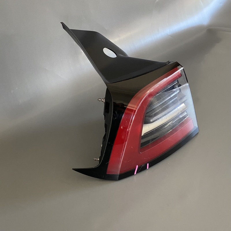 1502086-00-D TESLA MODEL Y TAIL LIGHT LEFT DRIVER SIDE 1502086-00-D 2020 2021 2022 OEM 