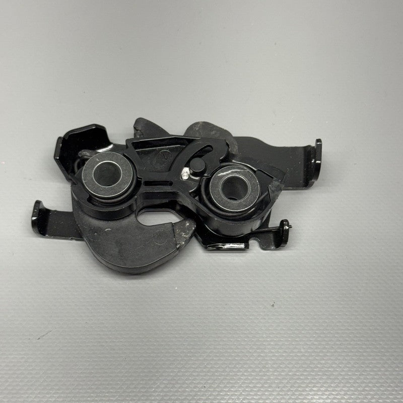 1504434-00-B TESLA MODEL Y 2ND ROW SEAT CENTER LATCH RWD  2020 2021 2022 2023 2024 OEM 