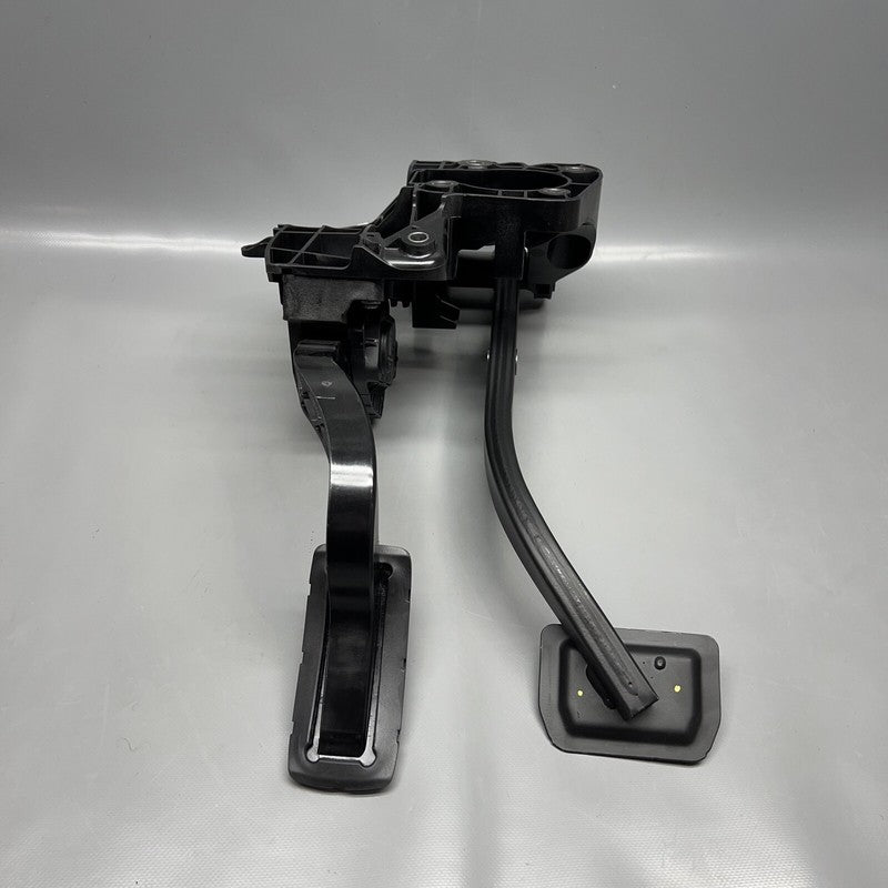 1344691-01-B TESLA MODEL 3 GAS AND BRAKE PEDAL 2024 2025 OEM 1344691-01-B